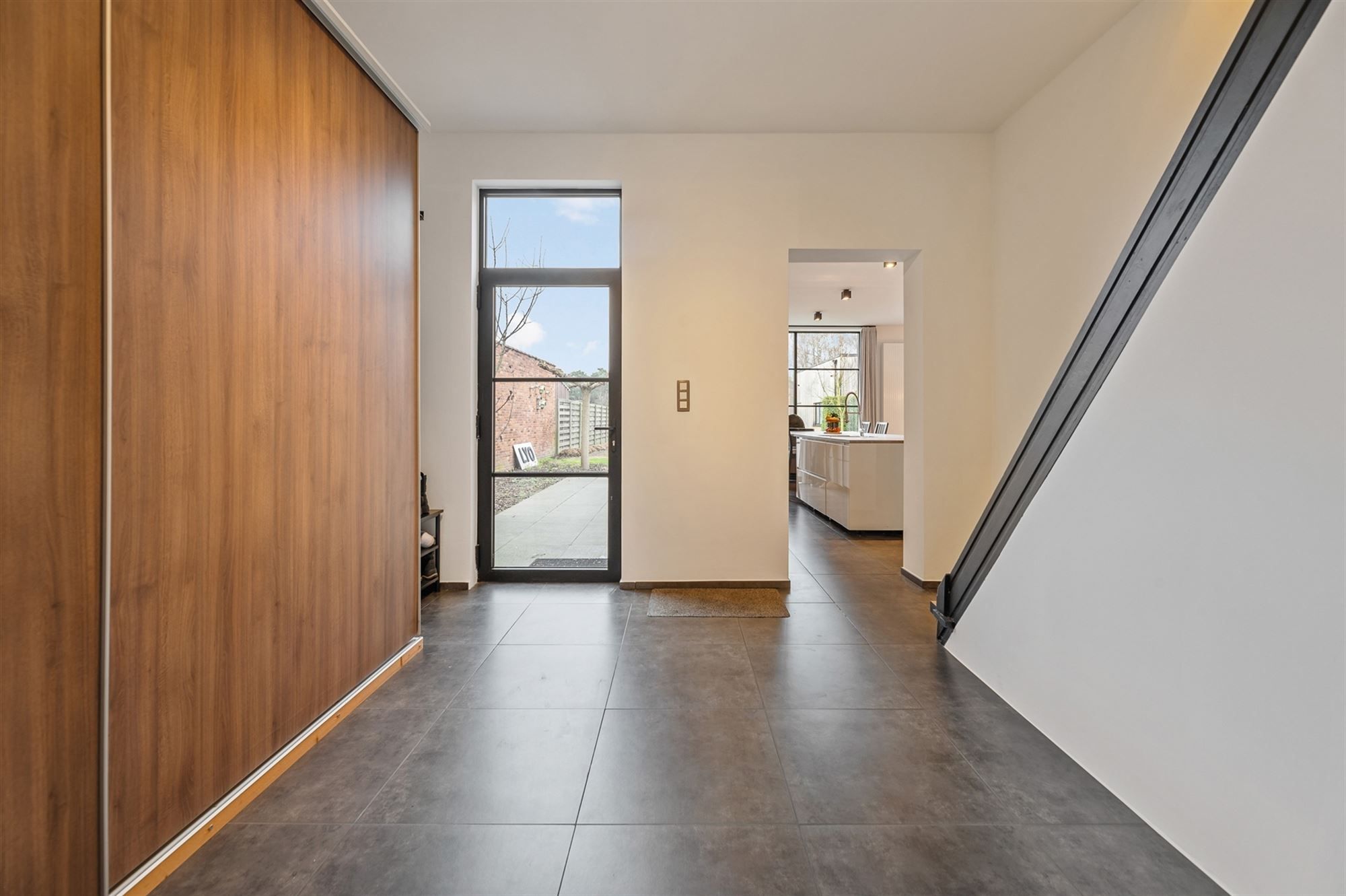 PRACHTIG GERENOVEERDE WONING MET RUIME GARAGE OP IDEALE LIGGING! foto 10