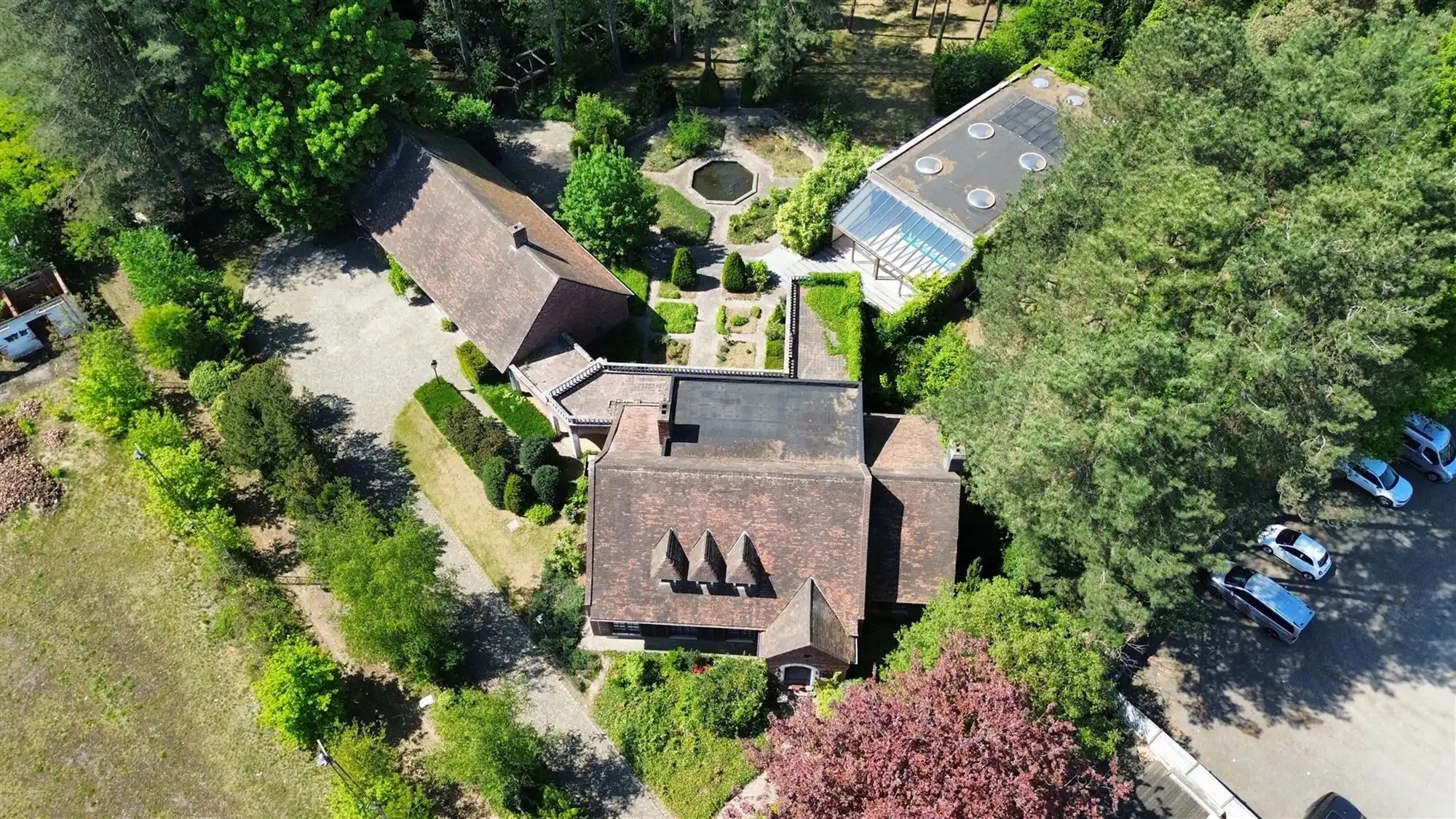 Hoofdfoto van de publicatie: Villa met bijgebouwen op prachtig perceel