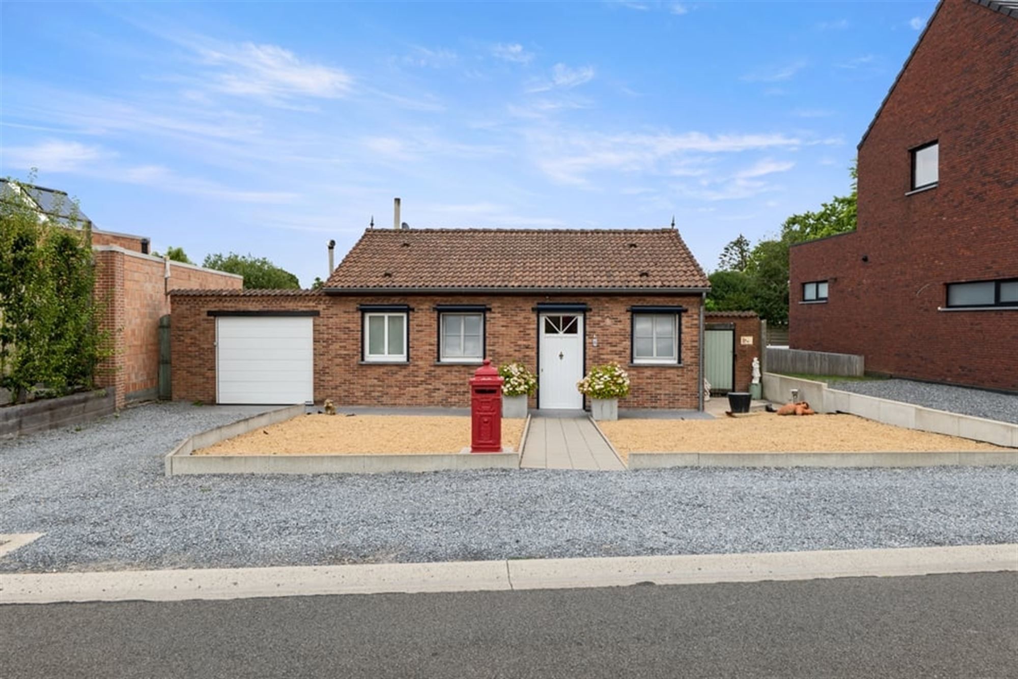 Hoofdfoto van de publicatie: GELIJKVLOERSE WONING MET GARAGE IN BRUSTEM 