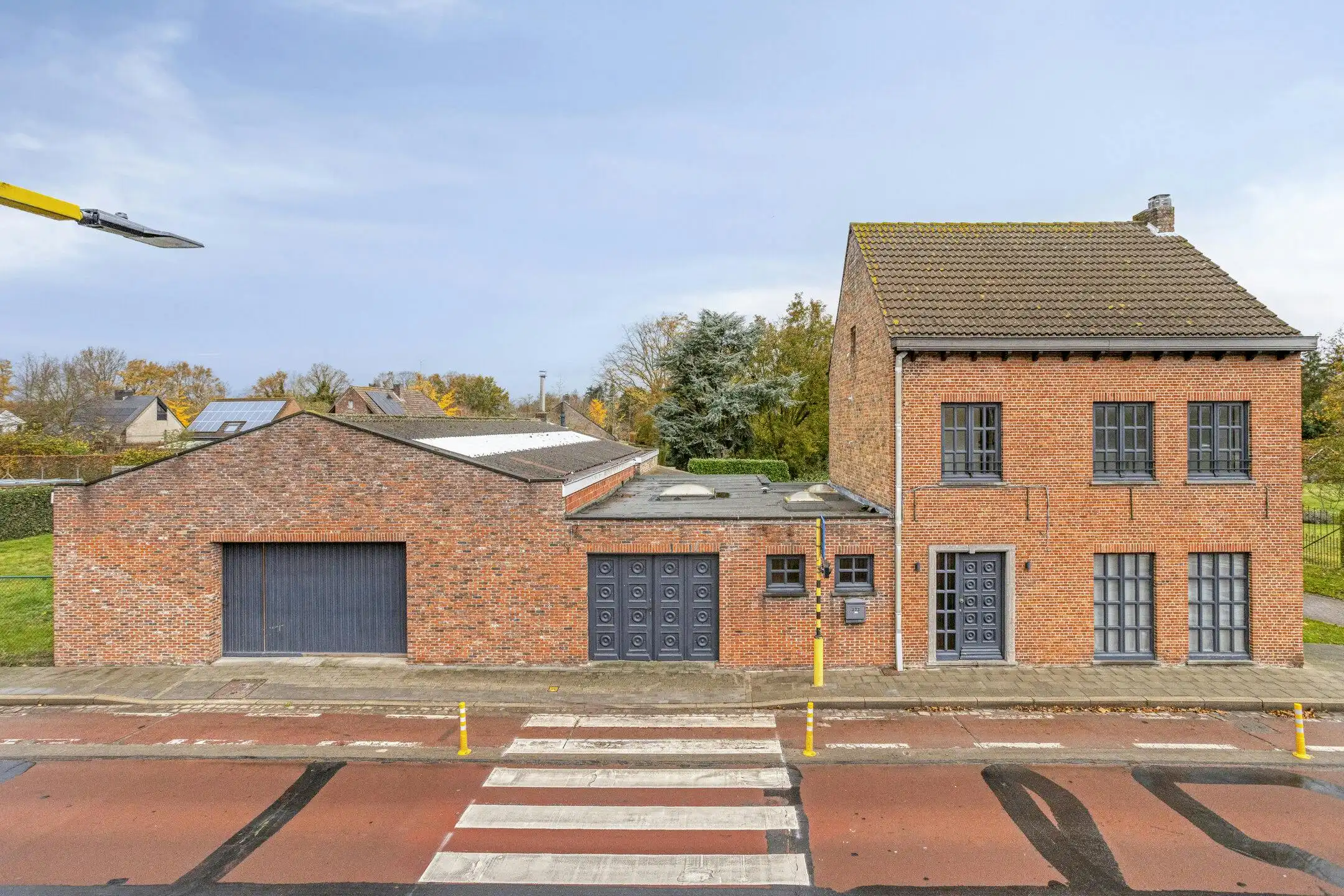 Huis met 2-3 slaapkamers, garage en loods (180m²) in Assebroek  foto 3