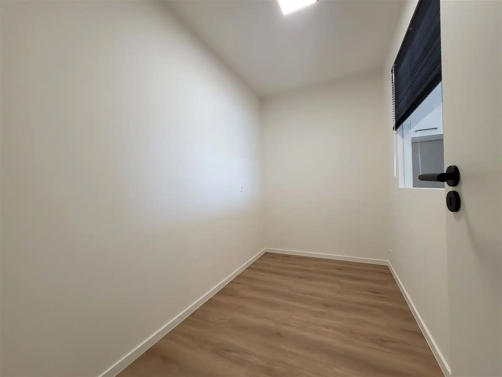 Ongemeubeld appartement met 1 slaapkamer en slaaphoek foto 13
