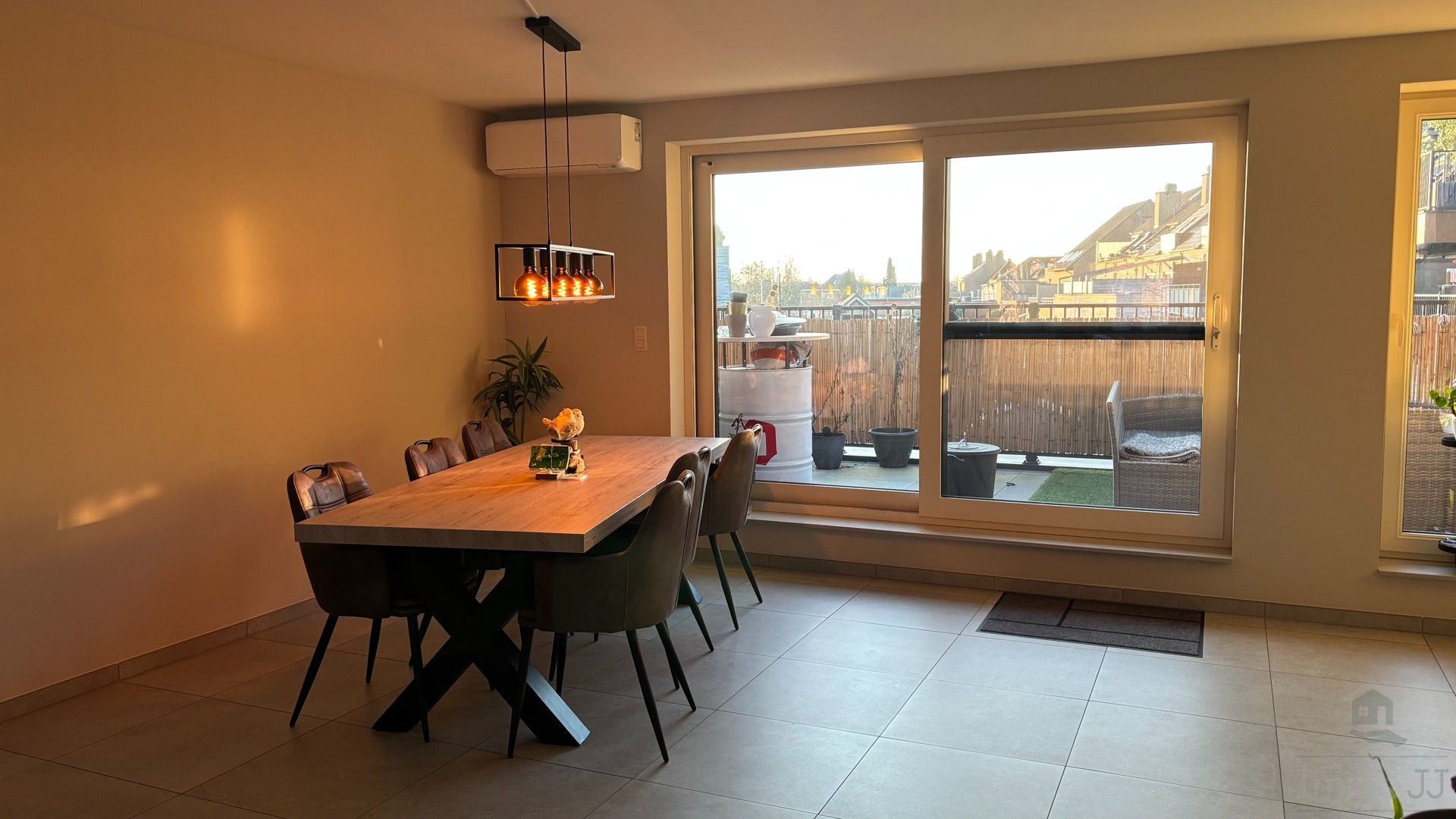 Ruim appartement met terras en garagebox foto 4