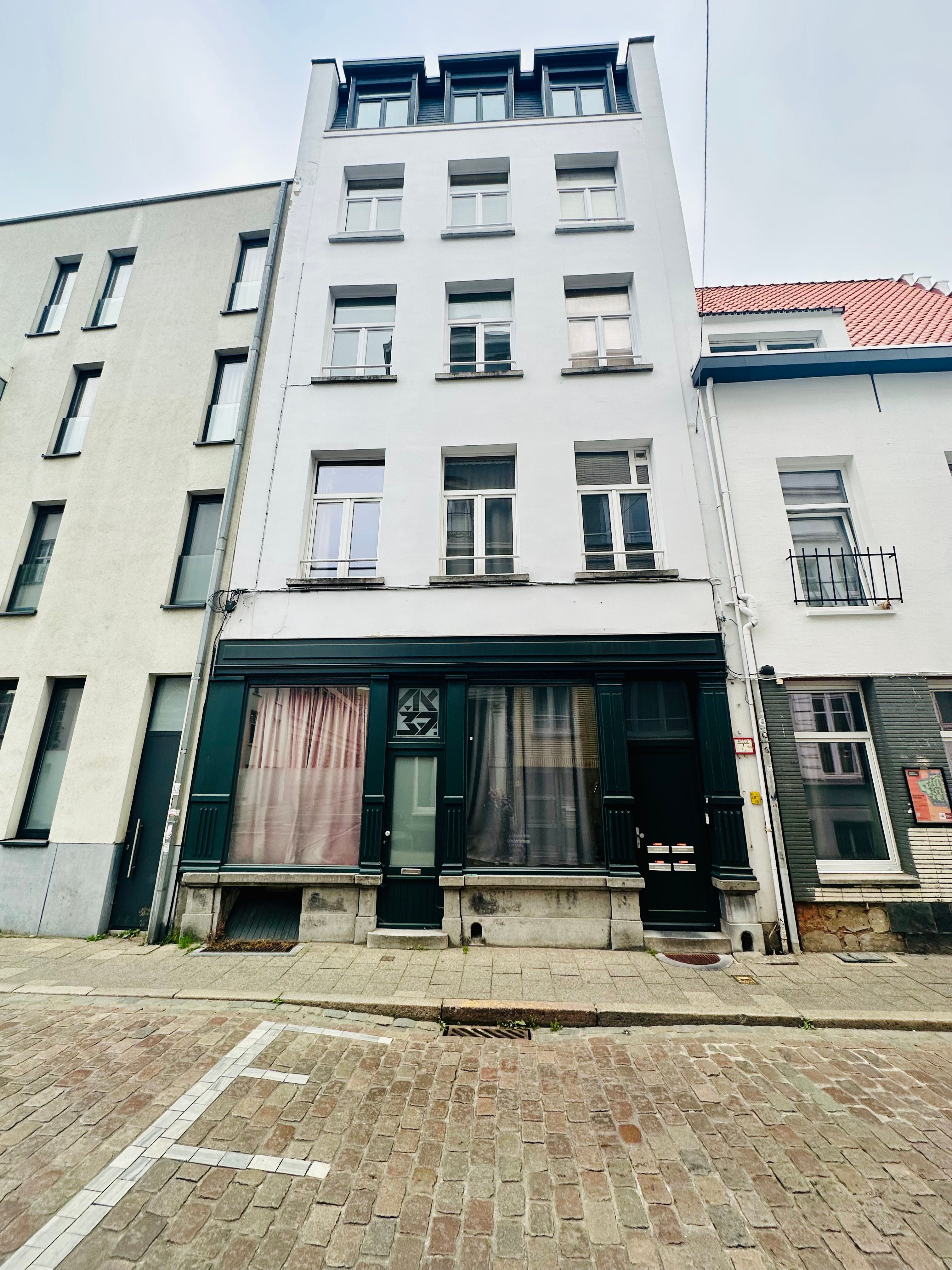 Centraal gelegen appartement met open concept en werkruimte foto {{pictureIndex}}