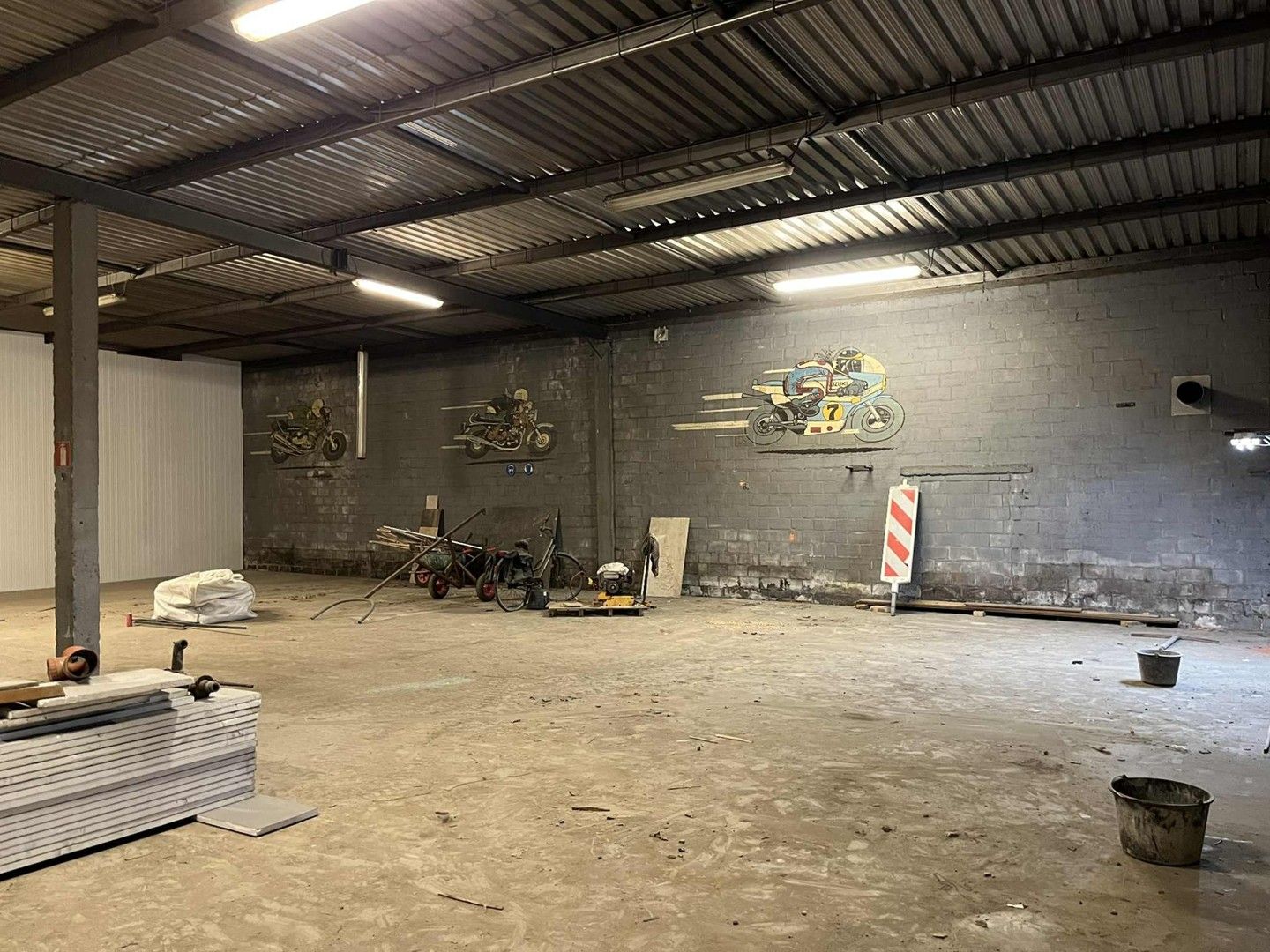 Ruime loods van 371 m²  - vlotte verbinding naar de invalswegen foto 3