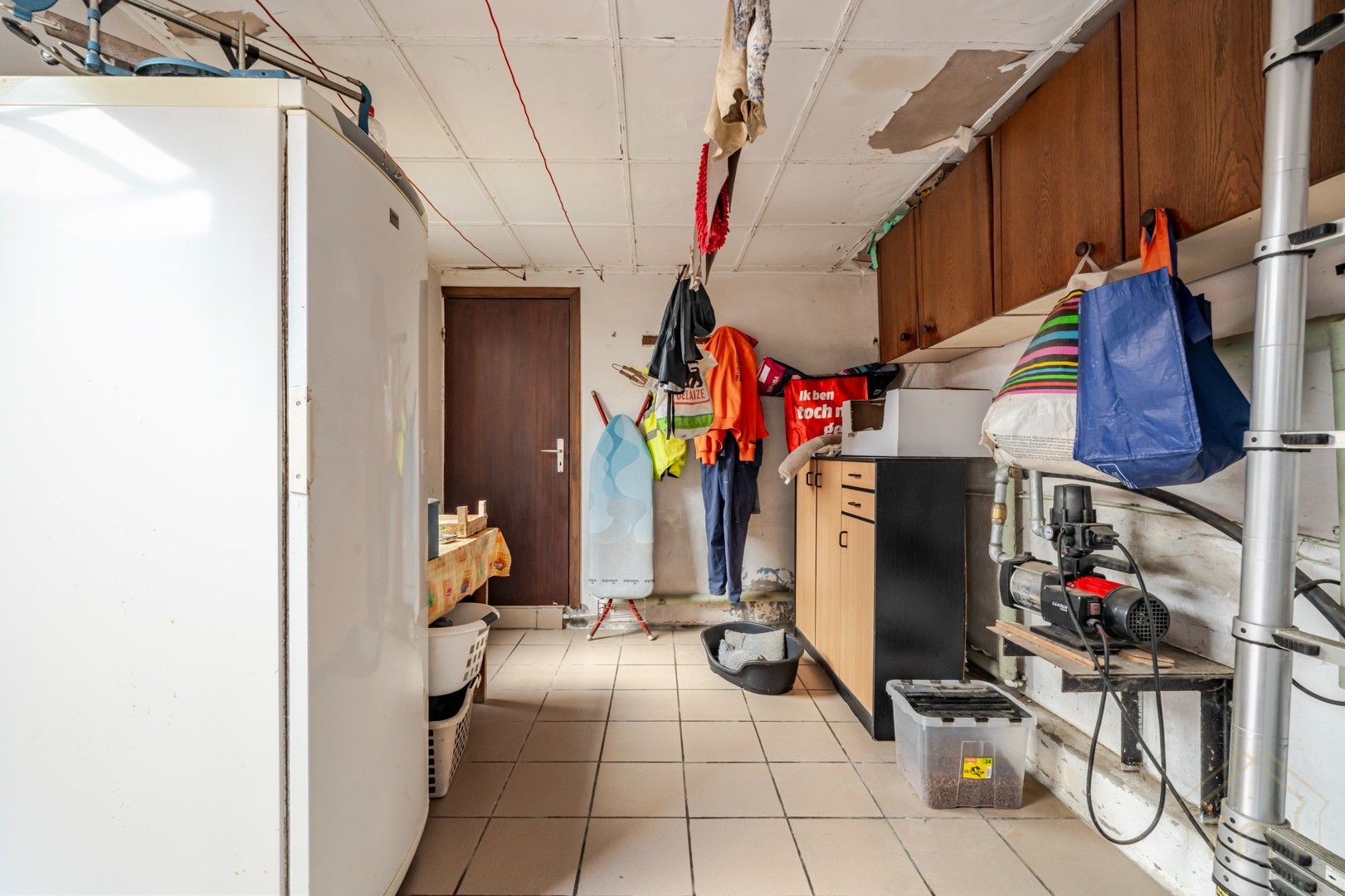 Te renoveren woning met garage, uitweg en grote tuin in hartje Zwevegem foto 9