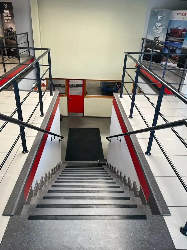 Bedrijfsgebouw met showroom foto 13