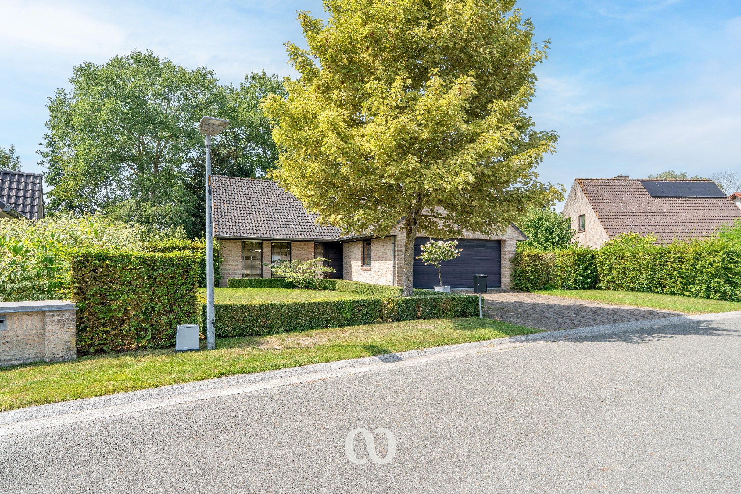 Rustig gelegen gezinswoning met grote tuin in Oudenaarde foto {{pictureIndex}}
