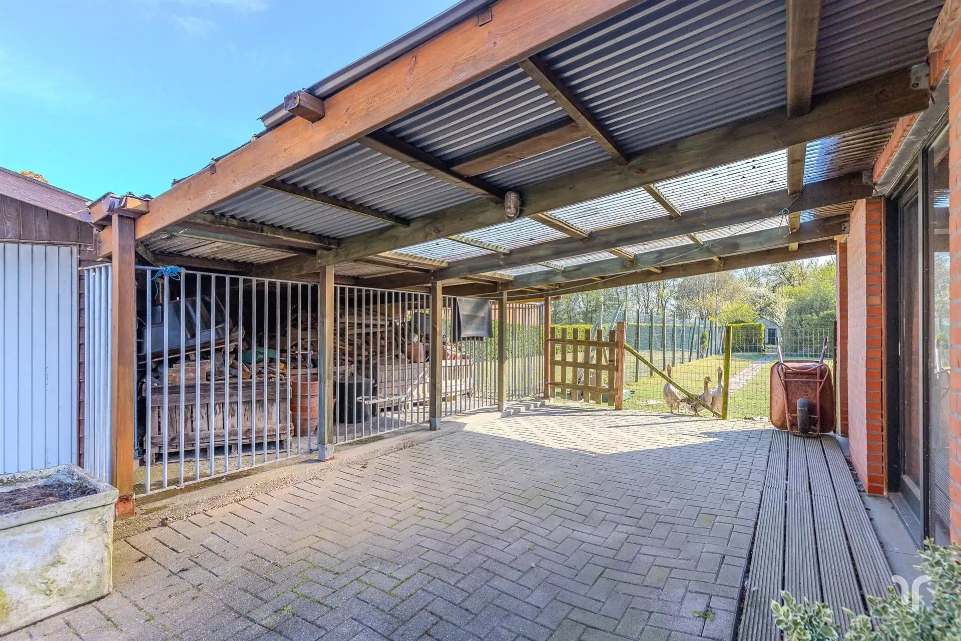Te renoveren karaktervolle burgerwoning op ruim, zuidgericht perceel met oprit en garages. foto 18