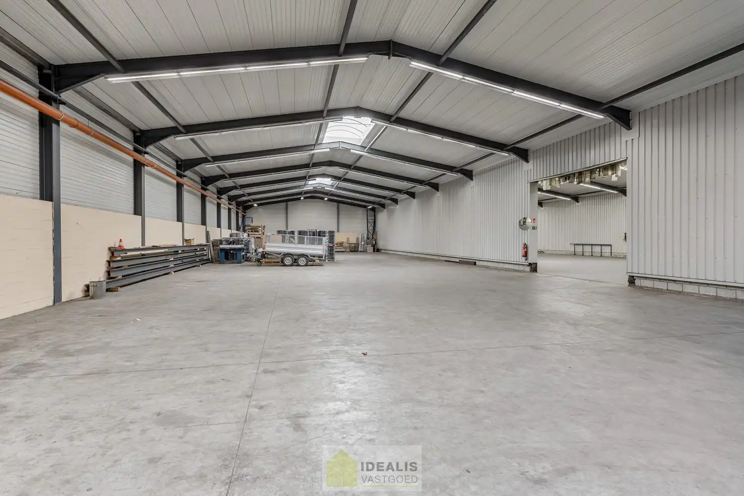 IDEALIS VASTGOED – Industrieel bedrijfsgebouw van maar liefst +-5000m² bruikbare oppervlakte, bestaande uit bedrijfshallen, kantoor- en vergaderruimtes en een appartement met een centrale ligging op industrieterrein Genk Zuid op een perceel van 10.326m² (1,03 hectare). foto 31