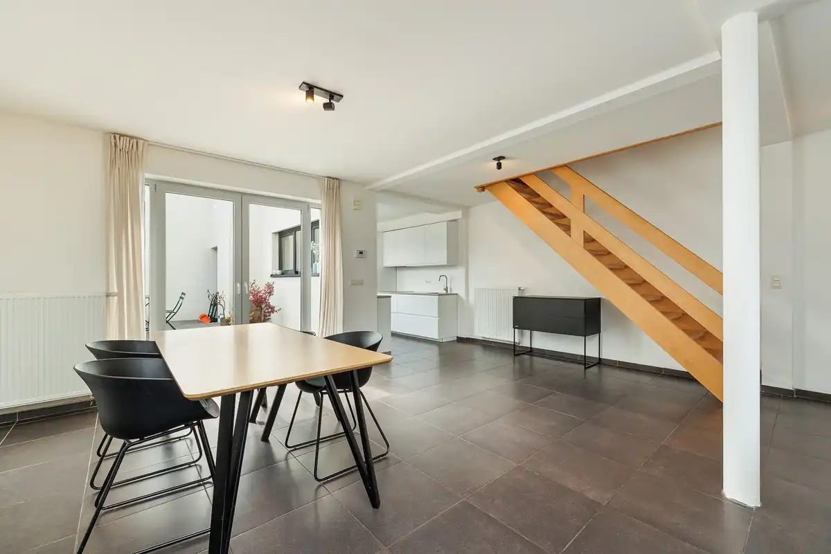 Instapklare moderne gezinswoning met lichtrijke leefruimte en gezellige stadstuin foto 4
