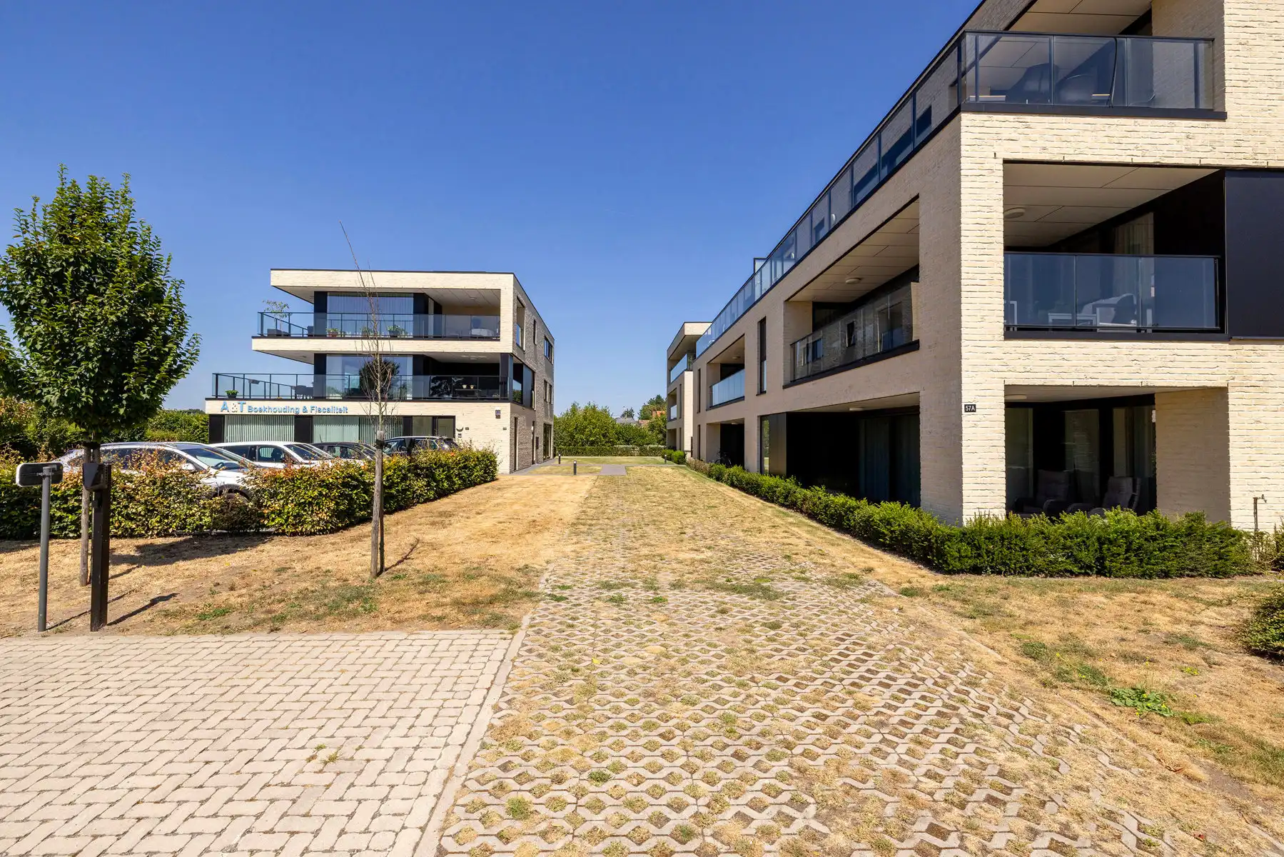 Ruim appartement met 2 slpks, terras van 71m2 en 2 staanplaatsen foto 2