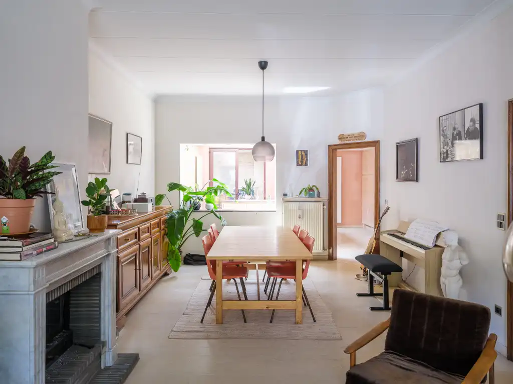 Sint-Amandsberg – Ruime interbellumwoning met 4 slaapkamers, tuin, dubbele garage en polyvalente ruimte nabij het Bijgaardepark. foto 4