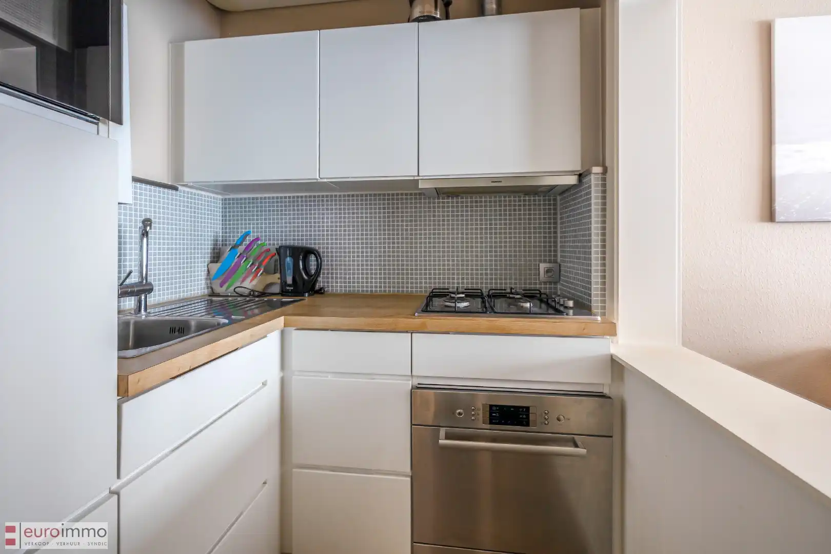 Rustig, vlakbij de winkel/wandelstraat gelegen appartement met 2 slaapkamers én slaaphoek. foto 2