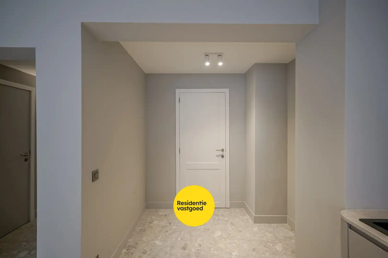 Gerenoveerd 2-slpk appartement met balkon en lift in Oostende foto 13