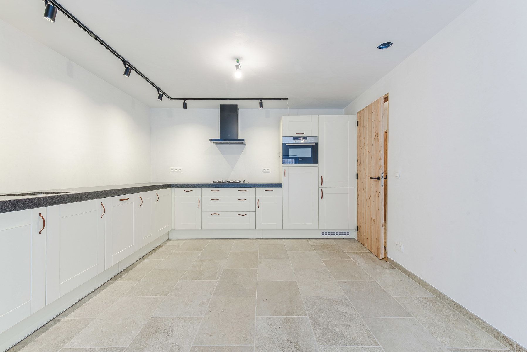 Centraal gelijkvloers 1-slpk app met tuinterras en garage foto 10