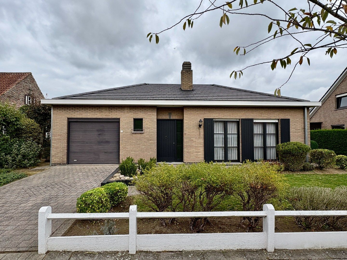 Gelijkvloerse villa op 614 m² met 3 slks en een inpandige garage. foto 5