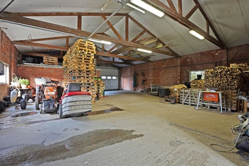 Landelijke woning met loods foto 4