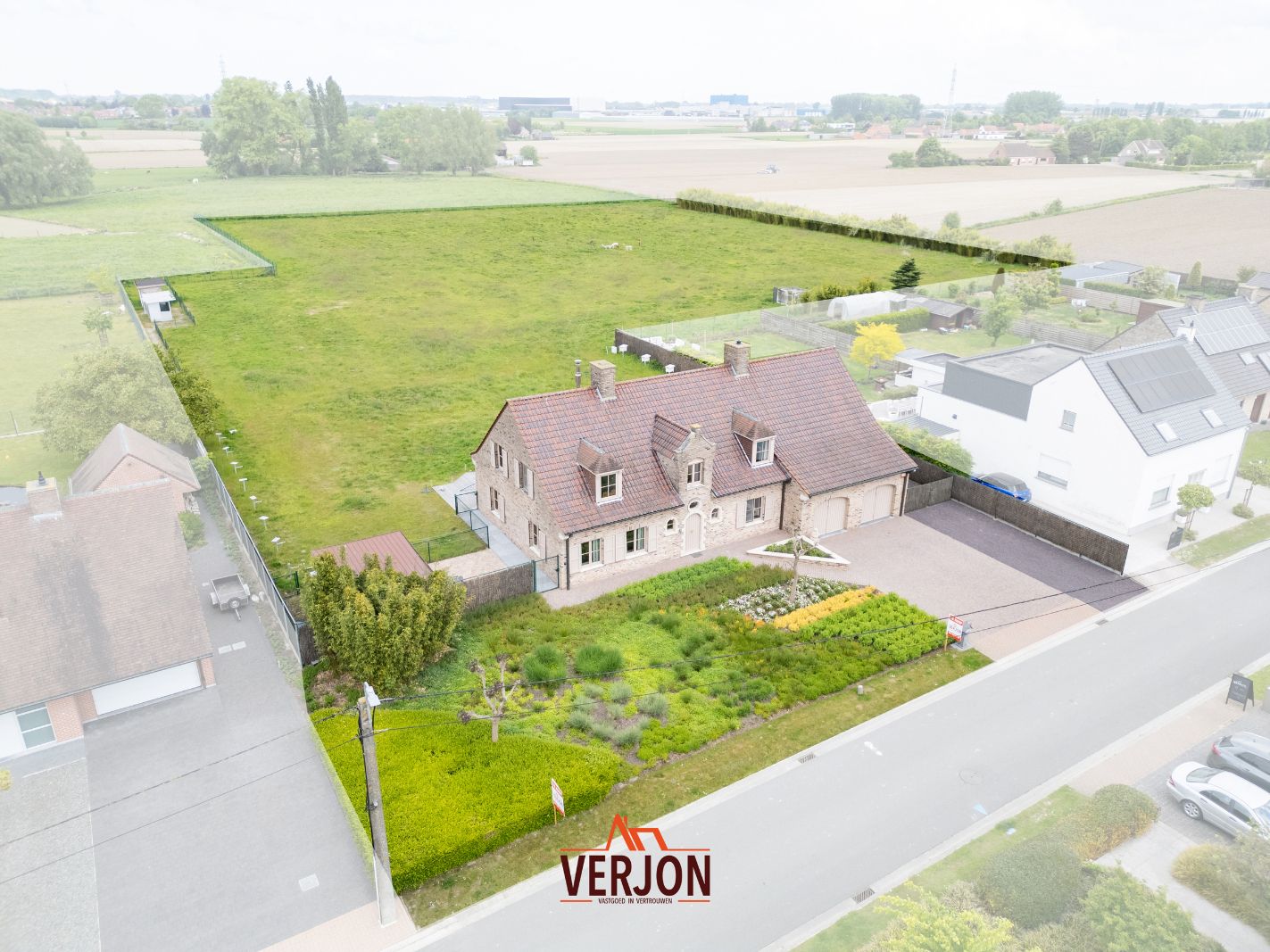Riante villa op 13.722m2 met 6 slaapkamers, dubbele garage en prachtig vergezicht foto {{pictureIndex}}