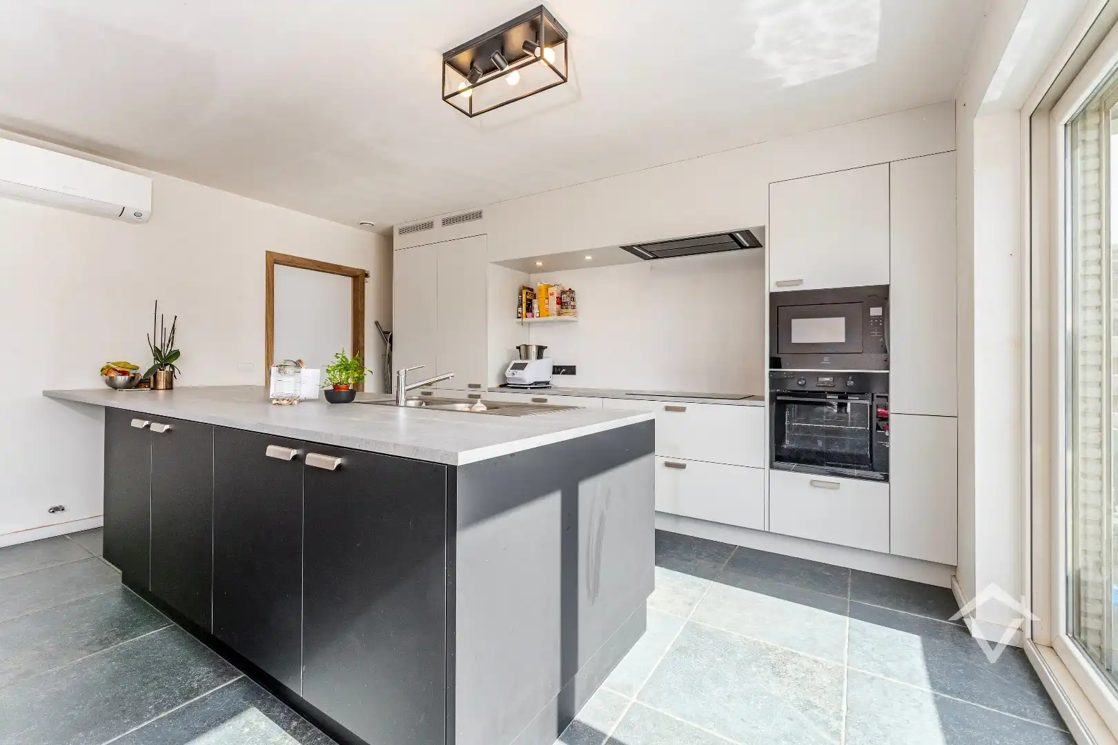 Recente instapklare woning met 3 slaapkamers, zonnige tuin en garage op De Mokker foto 7