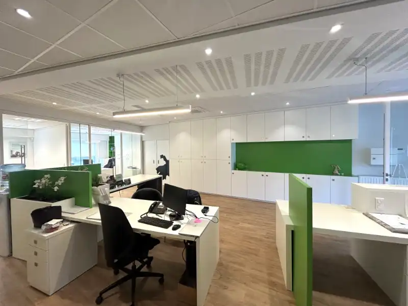 Instapklare kantoorruimte van 120 m² met 4 parkeerplaatsen te Gent foto 2