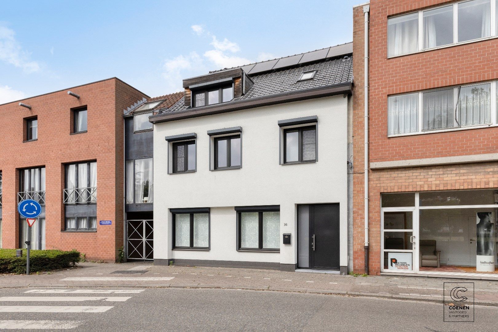 Prachtige woning van 200 m² met vier slaapkamers op een uitstekende locatie te Schoten! foto 2