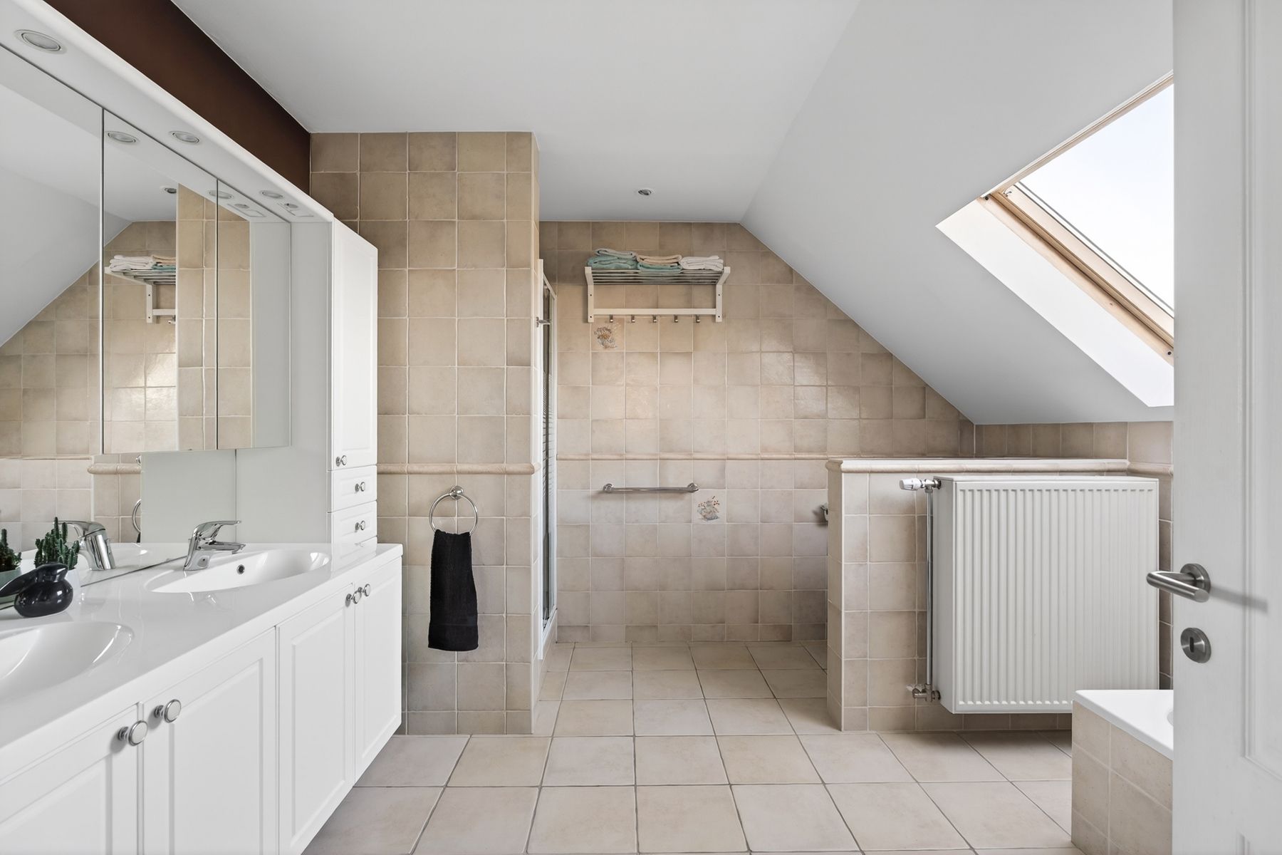 Verzorgde gezinswoning met 3 slaapkamers, tuin en open zicht foto 6