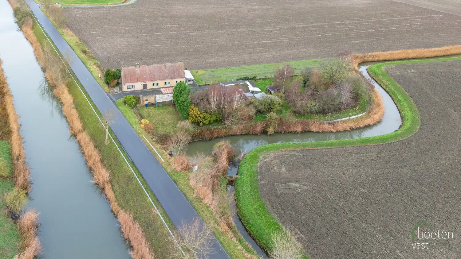 Steenkerke: Prachtig gelegen landhuis langs de Lo-vaart tussen Veurne en Alveringem op 38a 90ca grondopp. foto 26