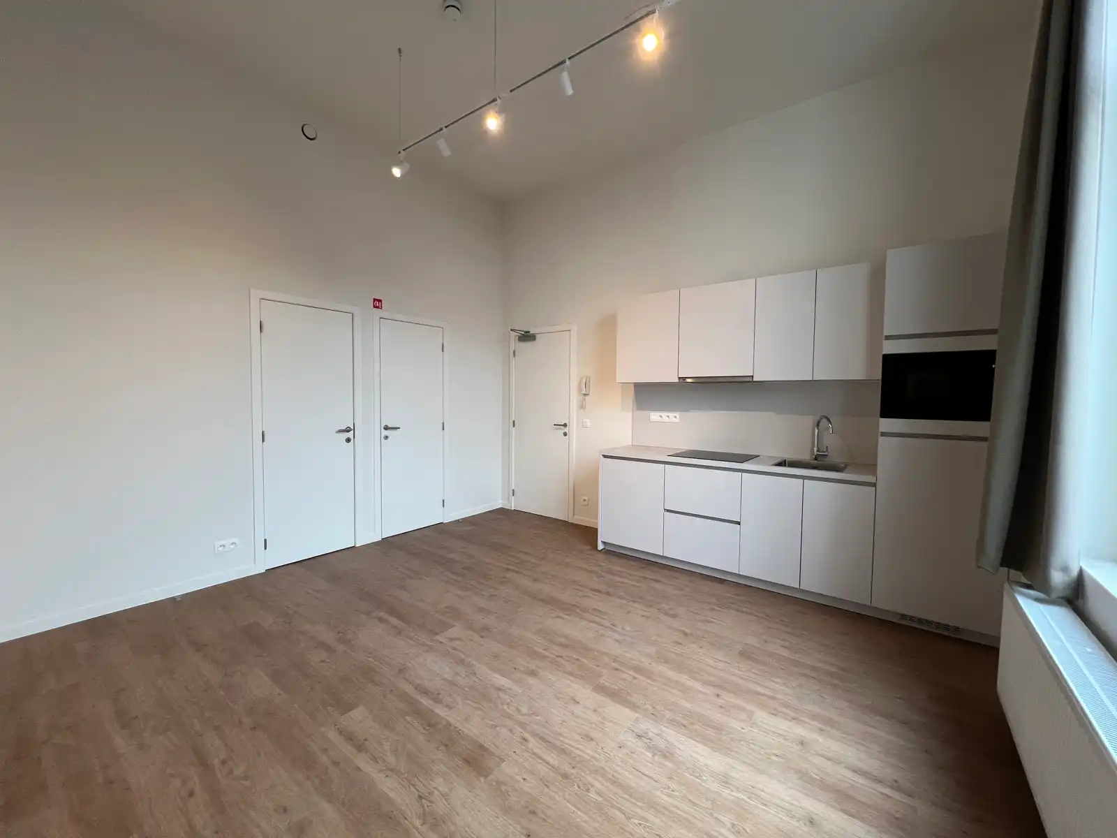 Volledig gerenoveerde studio op uitstekende locatie te huur foto {{pictureIndex}}