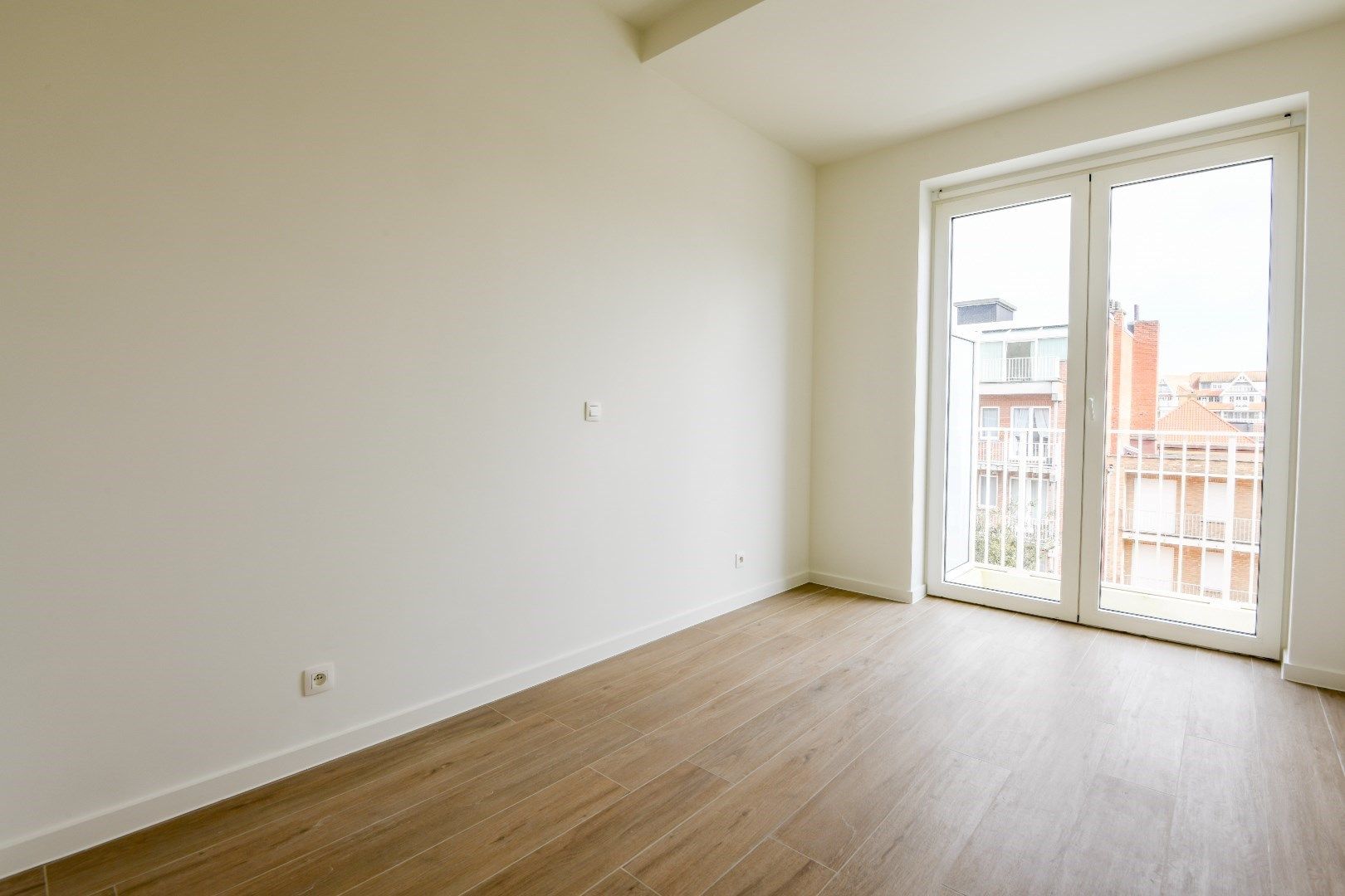 Nieuw, zuid-west gericht appartement gelegen vlakbij de Dumortierlaan. Inpandige parking te huur foto 10