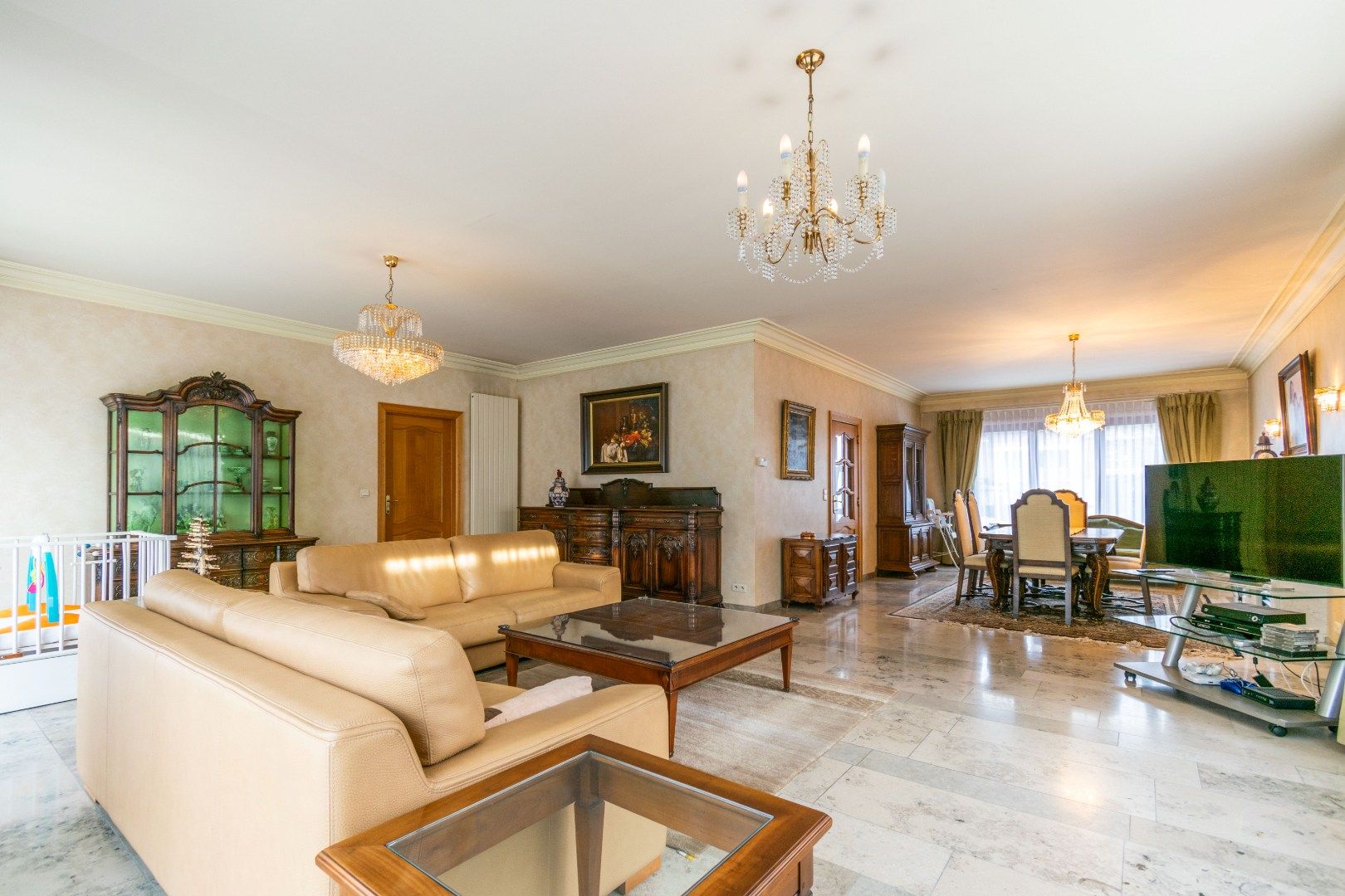 Goed gelegen ruime villa (+-400m²) met 6 slaapkamers  foto 3