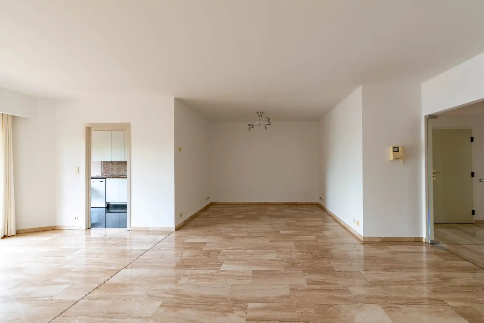 Ruim 2-slaapkamerappartement met twee terrassen en autostaanplaat foto 2