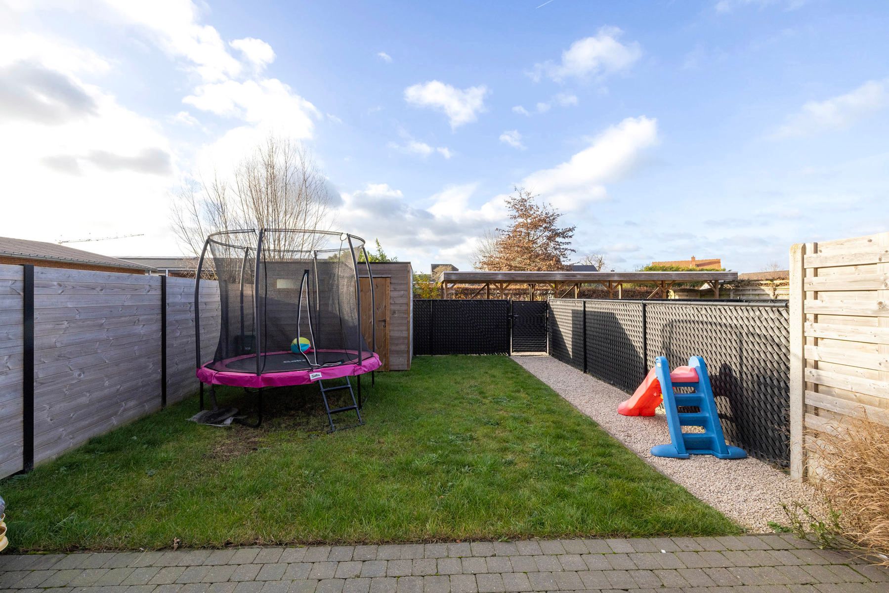 Gelijkvloersappartement met tuin en carport foto 20