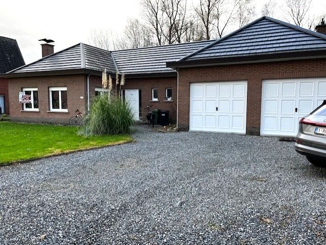 Ruime woning met grote dubbele garage foto {{pictureIndex}}