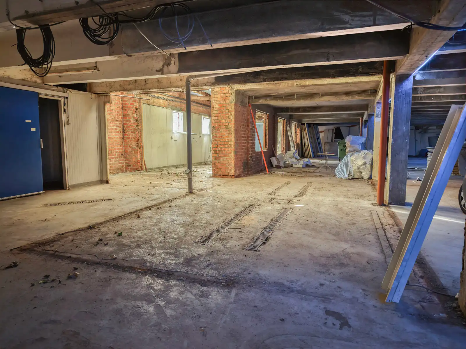 Ruime opslagplaats van  ca. 1.100m². foto 9