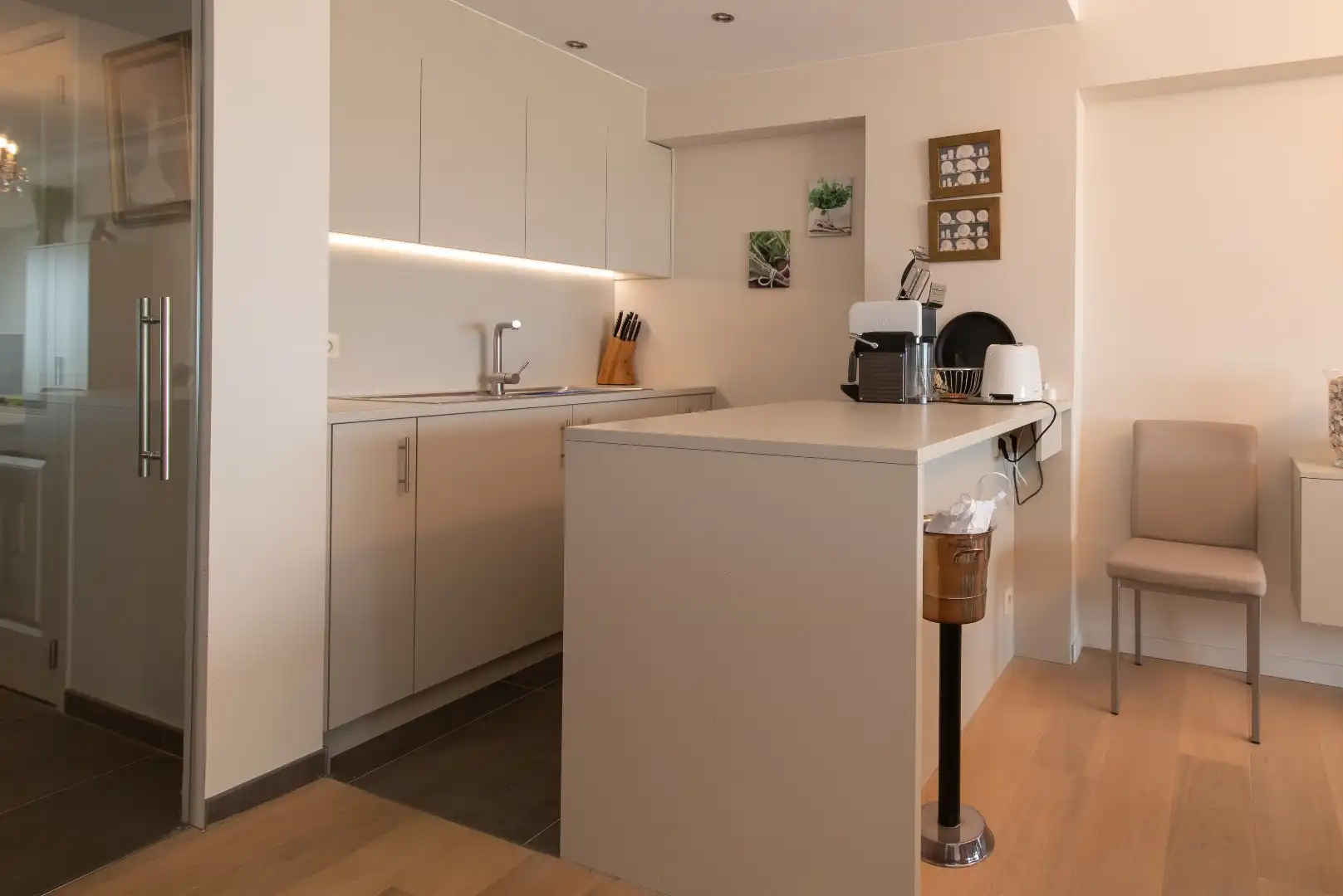 Prachtig gerenoveerd doorloopappartement met 2 slaapkamers foto 10