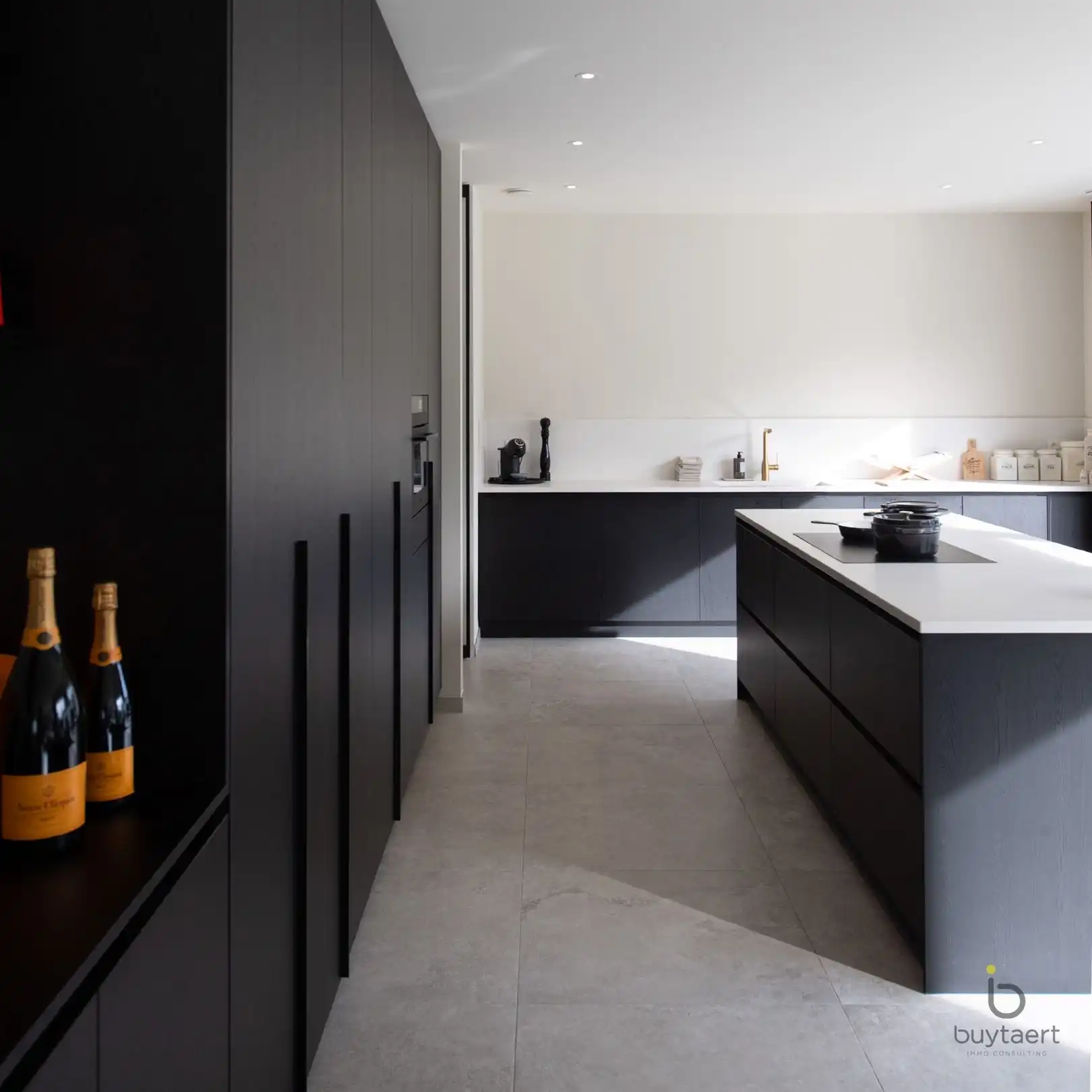 Knappe GELIJKVLOERSE villa + bijgebouw te Halle! foto 15