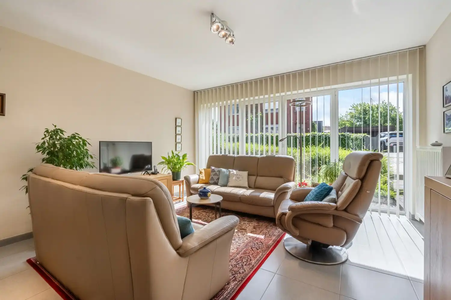 Goed onderhouden gelijkvloersappartement met 2 slaapkamers, ondergrondse autostaanplaats en kelder te Linden ! foto 2