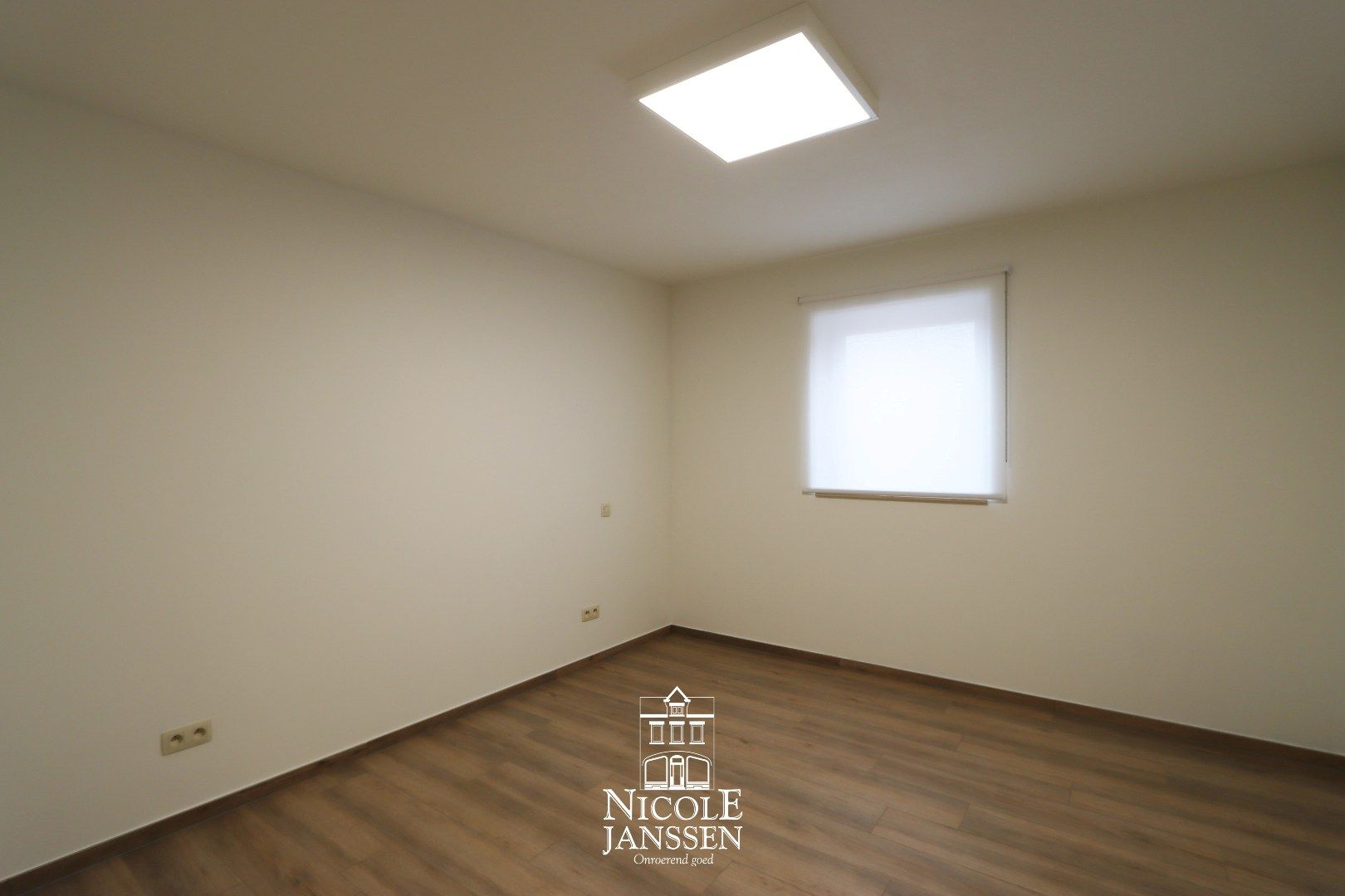 Instapklaar appartement met twee slaapkamers, tuintje en carport foto 7