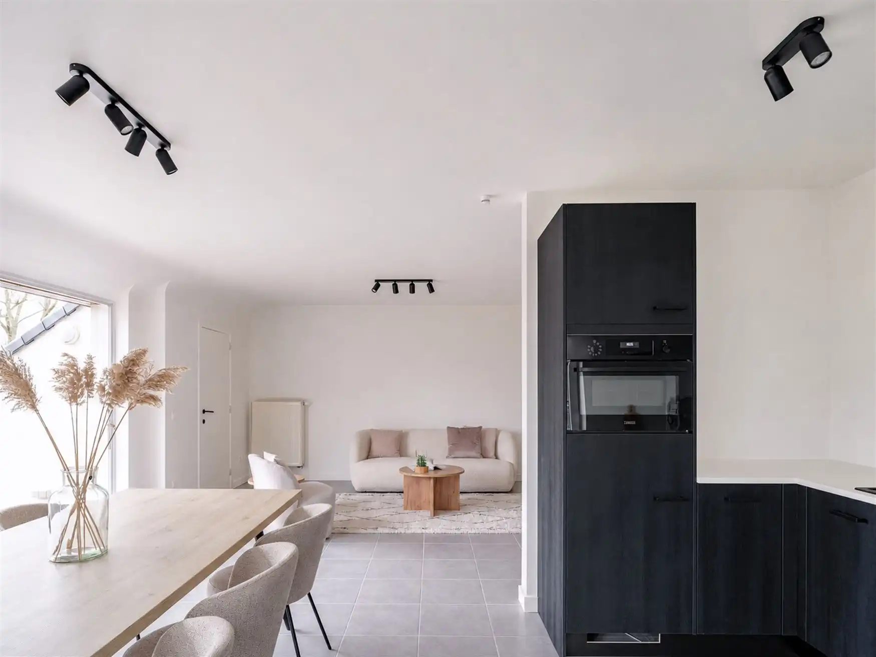 Lichtrijk, modern en instapklaar appartement met garage foto {{pictureIndex}}
