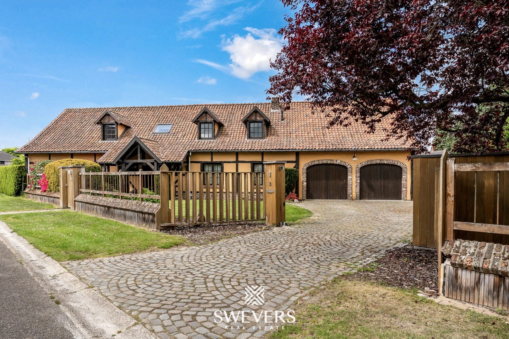 Landelijke villa met 4 slaapkamers op zonnig perceel van 22a 61ca foto {{pictureIndex}}