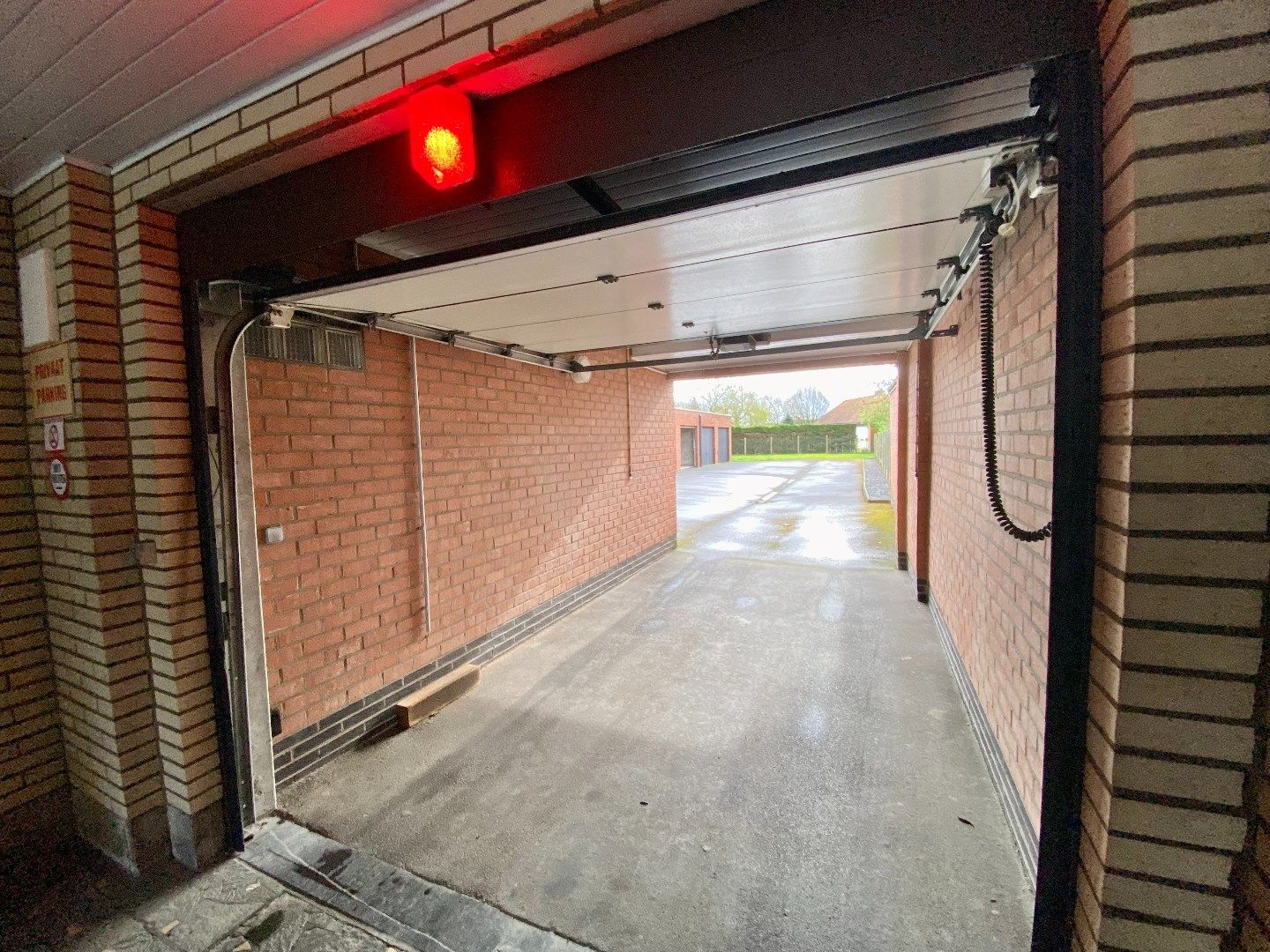 RUIME GARAGE (18m²) MET AFGESLOTEN TOEGANG IN CENTRUM BAVIKHOVE foto 4