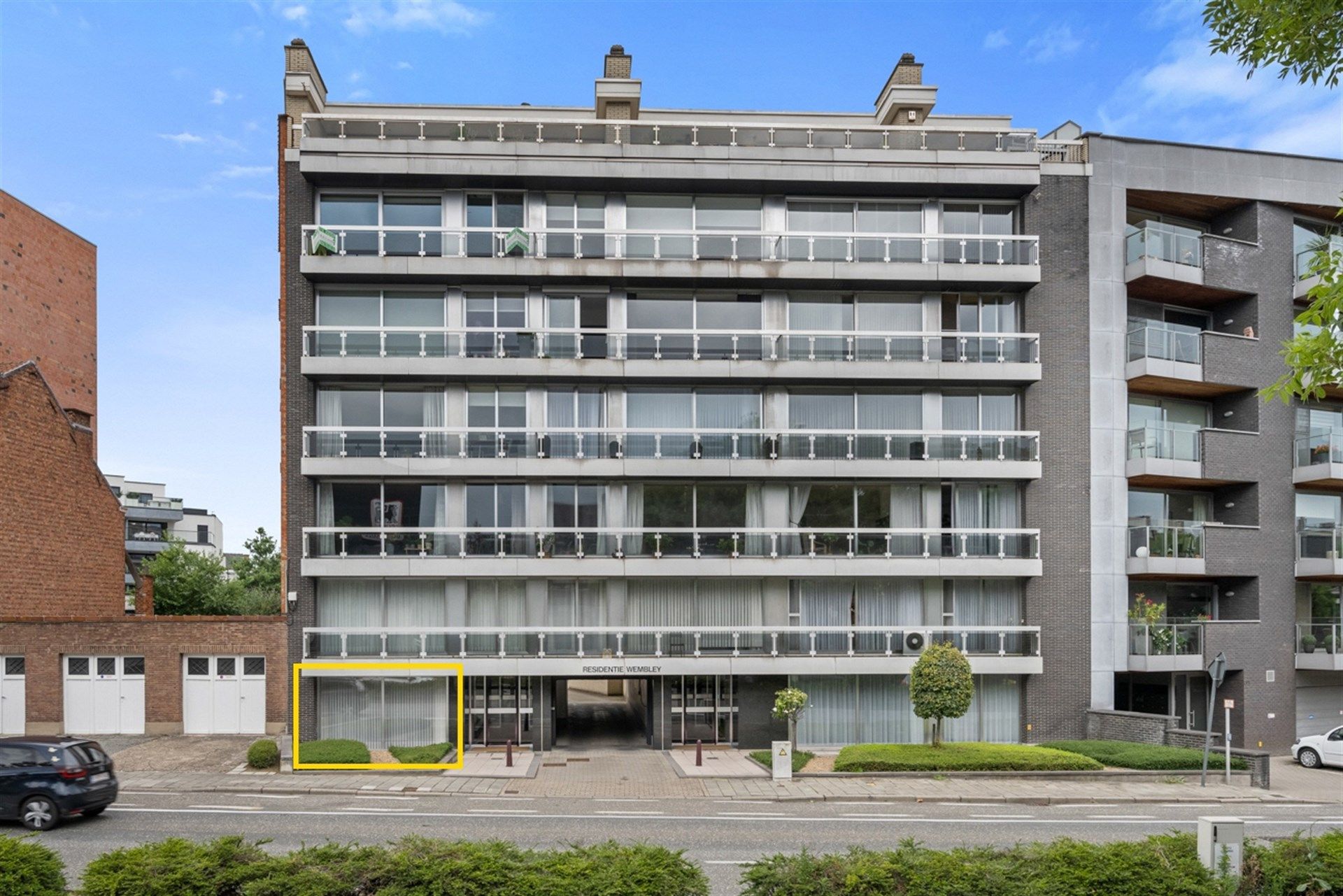 Ruim gelijkvloers appartement met 2 slaapkamers, ruim terras en garage foto {{pictureIndex}}