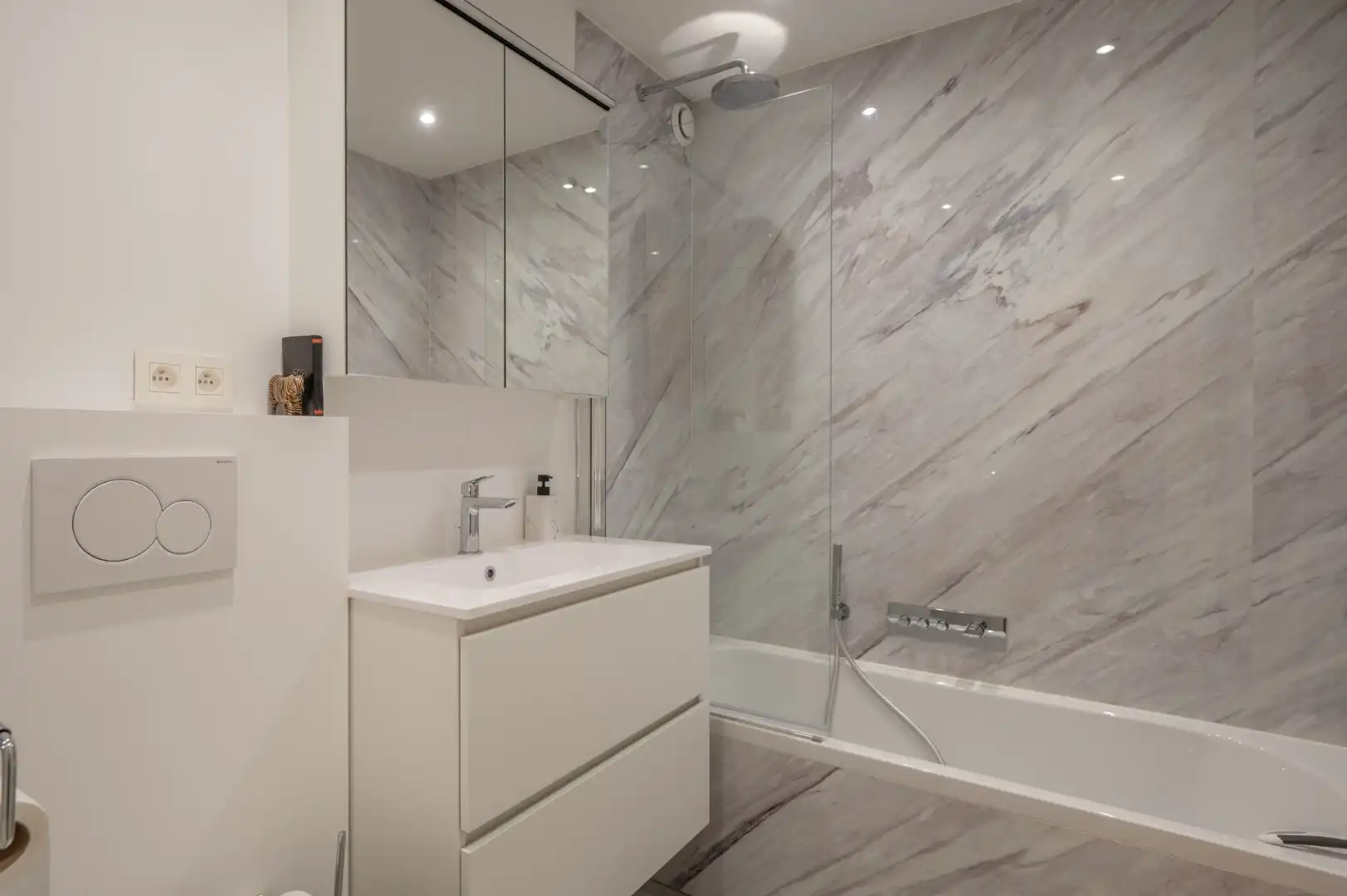 Aangename en knappe studio op een zéér centrale ligging tussen de Dumortierlaan en de Kustlaan foto 10