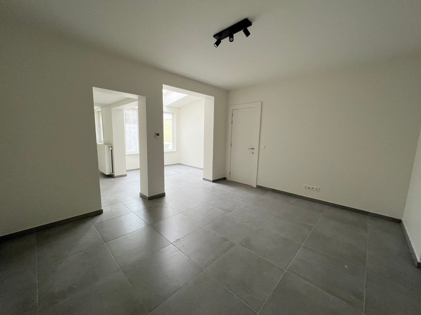 GELIJKVLOERS APPARTEMENT MET 1 SLAAPKAMER EN TERRAS IN IEPER foto 3