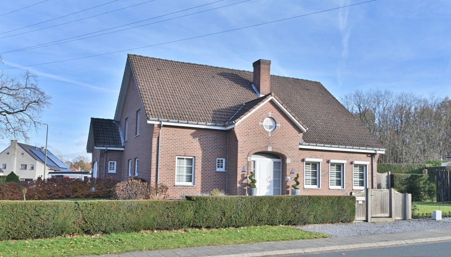 Riante woning met 5 slaapkamers (praktijkruimte), rustig gelegen nabij natuur foto {{pictureIndex}}