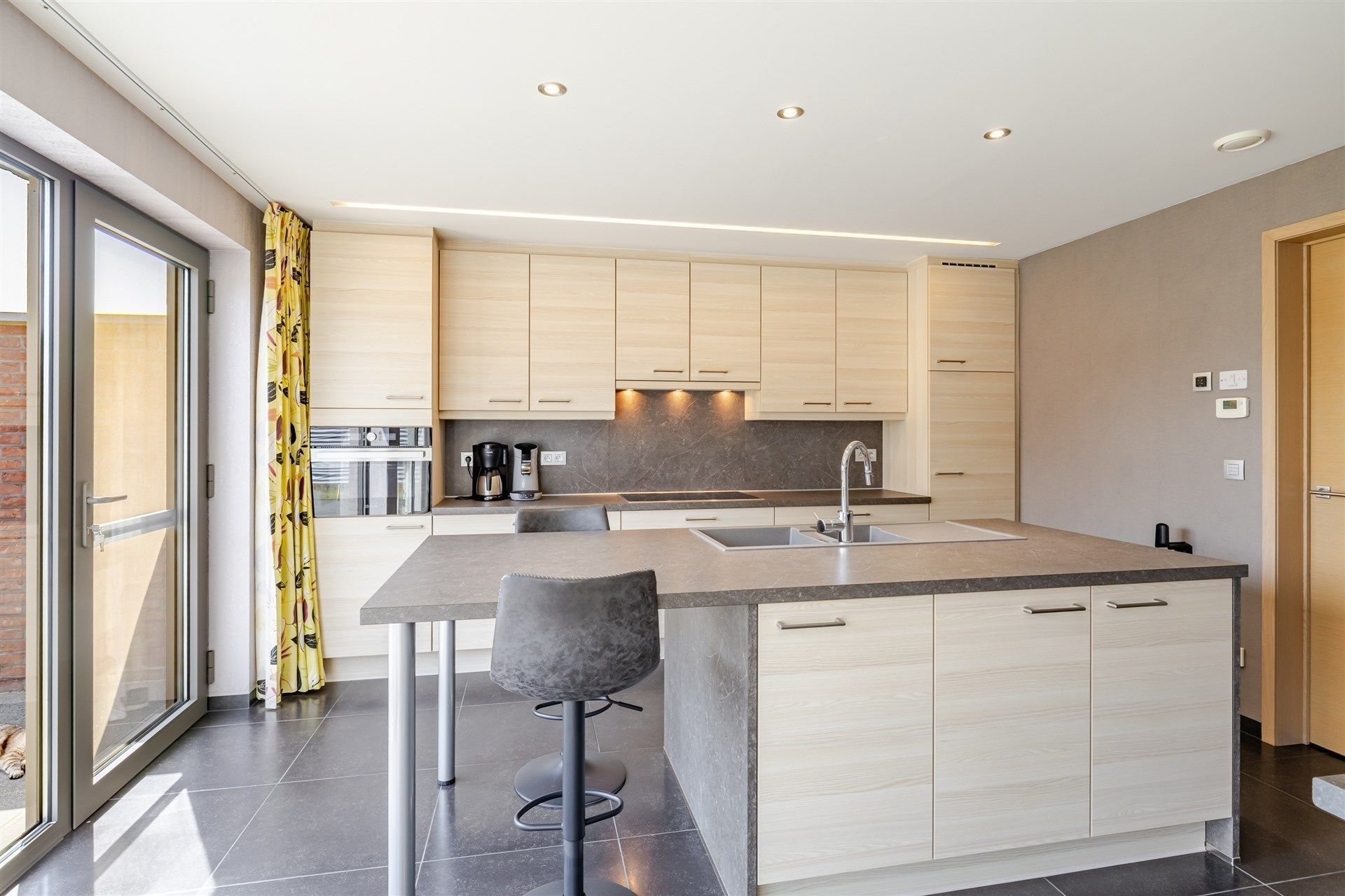 Topper!! Ruime lichtrijke woning, instapklaar! foto 9