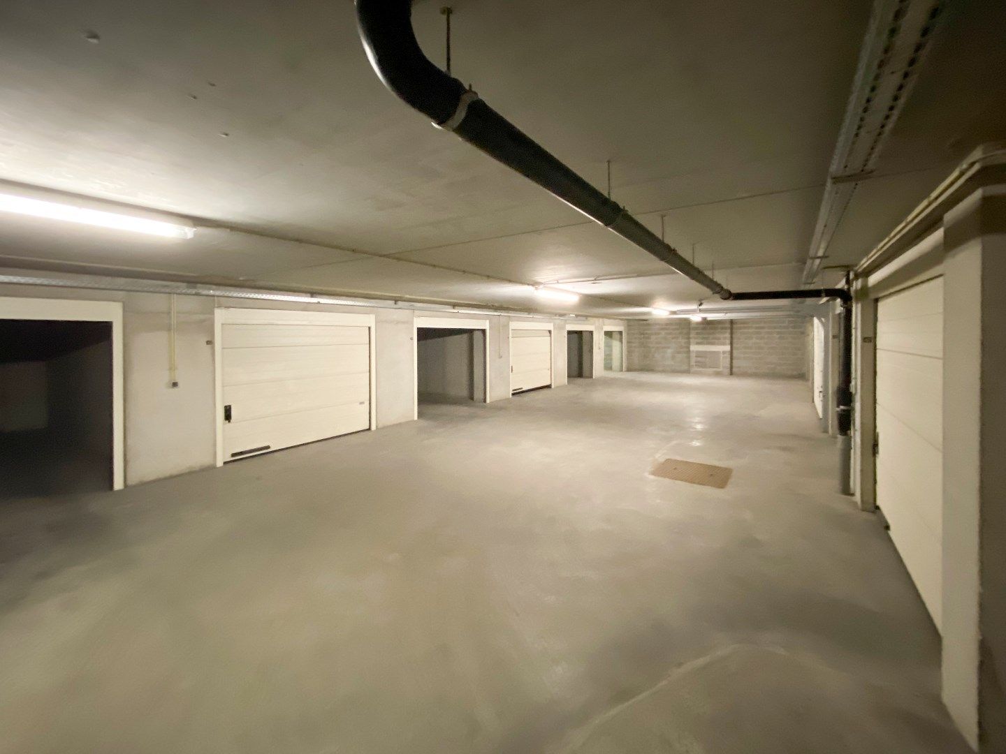 Garagebox  gelegen vlakbij de Zeedijk ter hoogte van het Driehoeksplein. foto 3