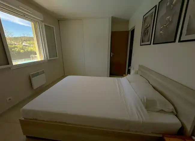 Gezellig Vakantiehuis met Uitzicht op Zwembad foto 16