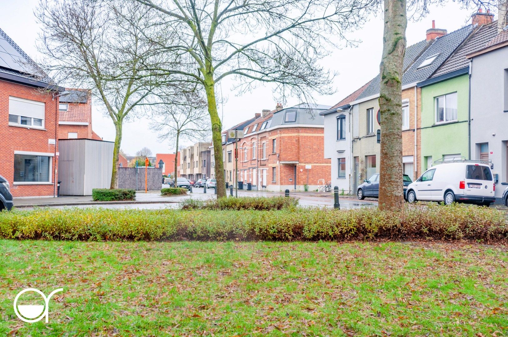 Op te frissen halfopen bebouwing met 5 garages in Mariakerke foto 26