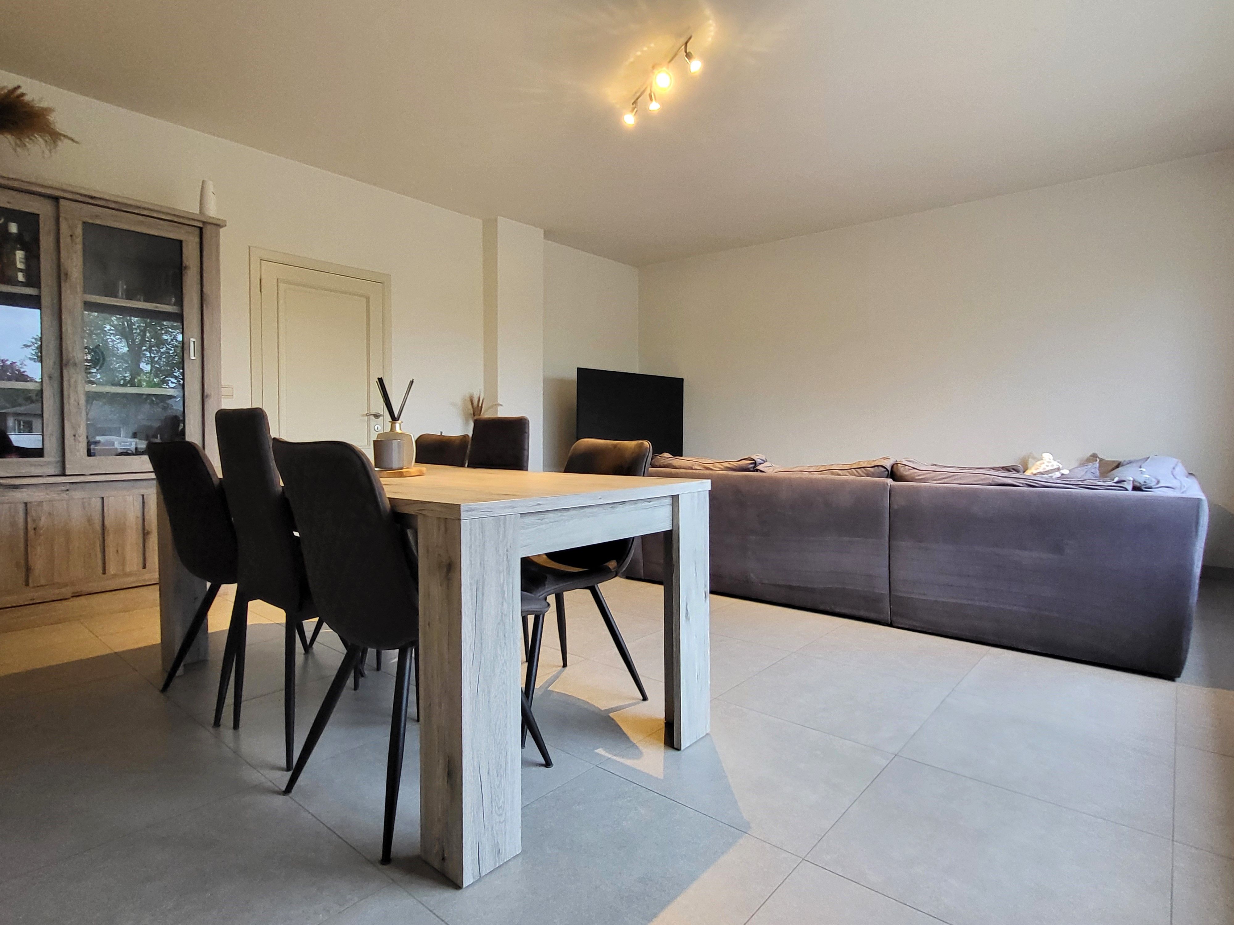 Prachtige koppelwoning met zonnige oprit/ terras, garage en 2 autostaanplaatsen.  foto 9
